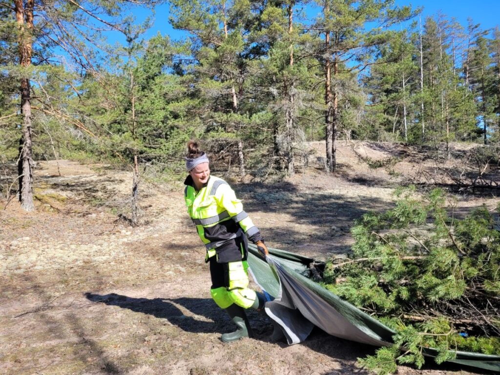 Luonnonhoitaja työssään Trävminnessä.