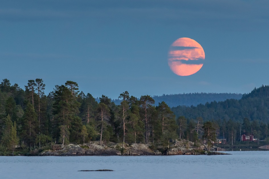 Inarijärvi. Kuu. Rantakivet. Mökit.