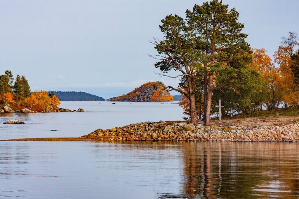 Inarijärvi. Ukonkivi. Hautuumaasaari. Ruska.