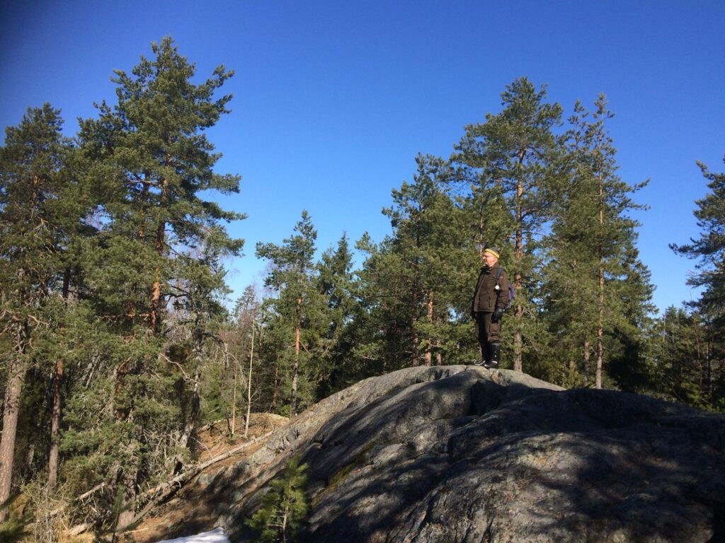 Mies Haukkavuoren kalliolla