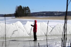 Jäästä muodostunut kulkueste Päijänteellä