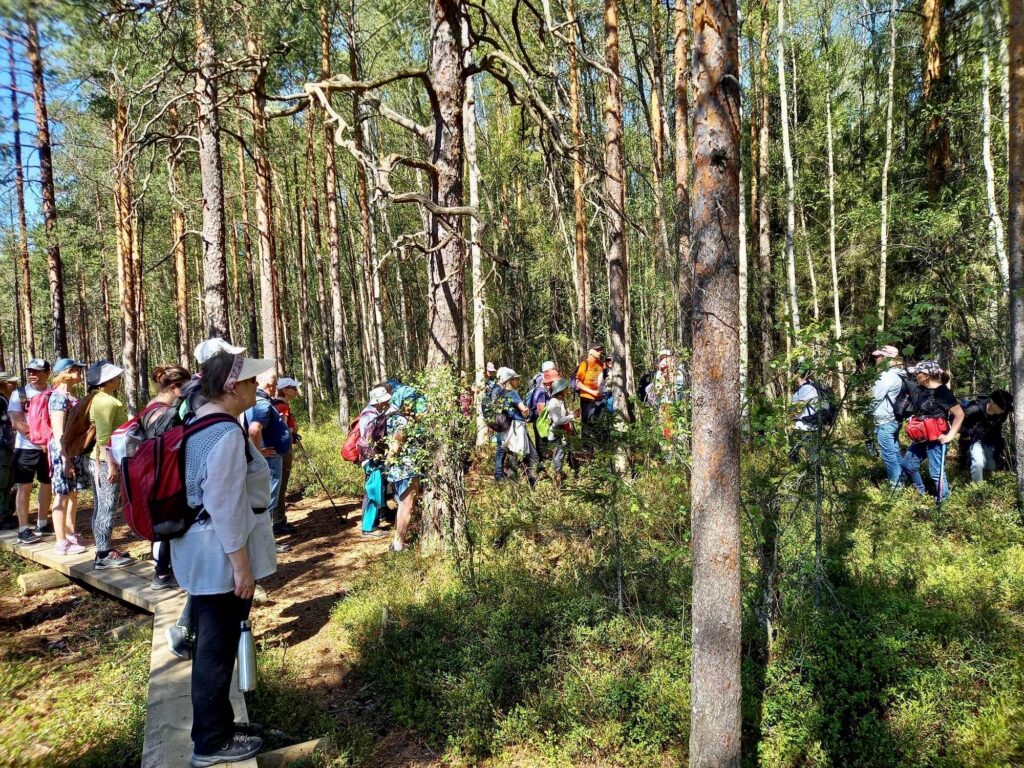 Torronsuon retkellä, ihmisiä suolla