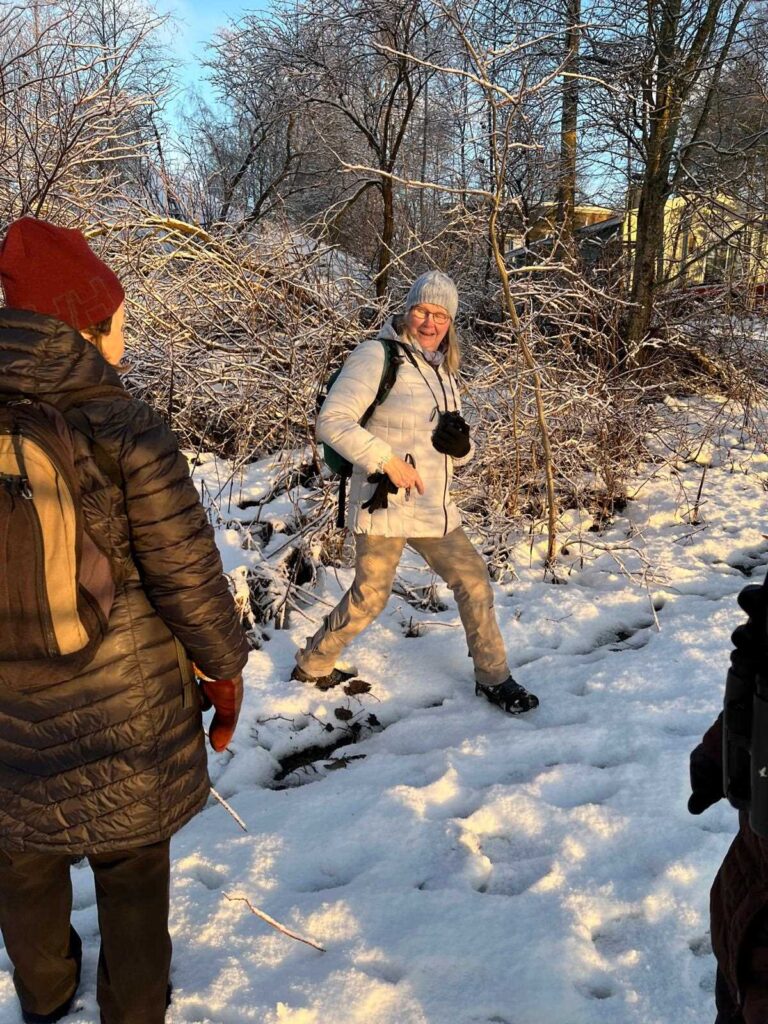 Talvivaatteinen lintuhavainnoitsija kiikarit kaulassa