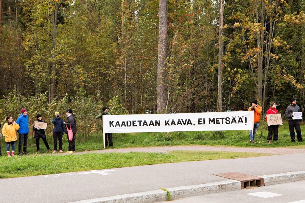 Kaadetaan kaava, ei metsää -mielenosoitus: ihmisiä ja banderolli