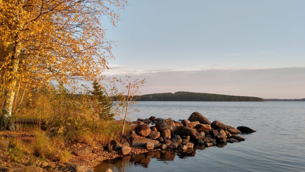 Kannonkosken Kivijärvi syksyllä.