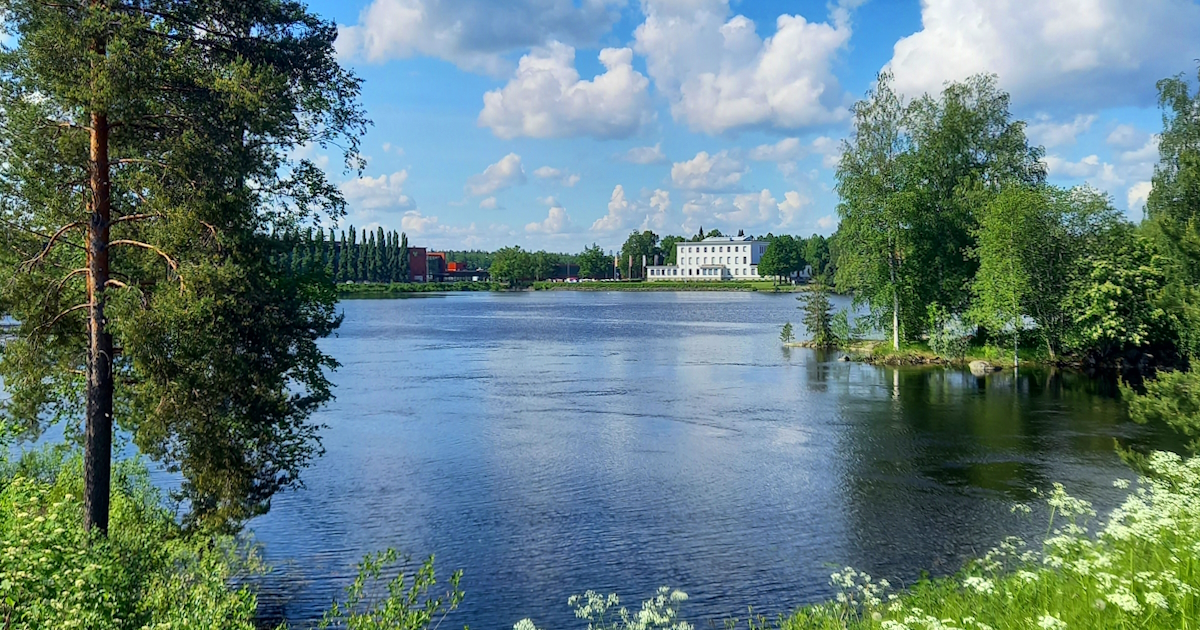 Kuvassa järvinäkymä. Vastarannalla näkyy valkoinen talo, Serlachius Pääkonttori Mänttästä.