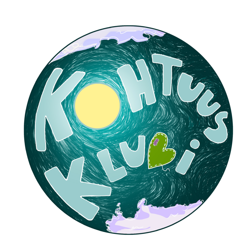 Kuvassa on Kohtuusklubin logo. Se on piirretty maapallo, jonka sisällä on kuvattu merivirtoja sekä kirjaimet, jotka muodostavat tekstin Kohtuusklubi. O-kirjain on keltainen kuu, joka symboloi toiveikkuutta. B-kirjain on vihreä sydän, jossa on vaaleanpunainen parsittu paikka.