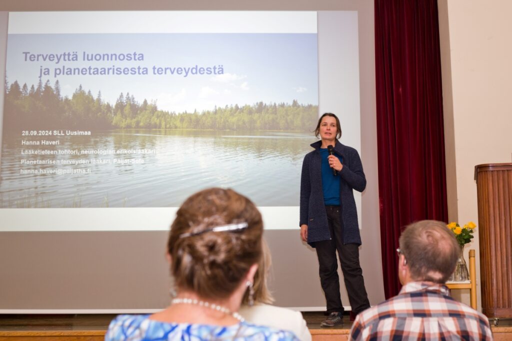 Lääkäri Hanna Haveri luennoi planetaarisesta terveydestä Uudenmaan piirin 50-vuotisjuhlassa