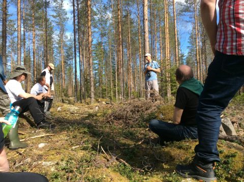 Risto Sulkava esittelemässä jatkuvan metsänkasvatuksen hoitoa Pirteän Pässin tilalla keväällä 2018, kuvaaja Mauri Tiainen