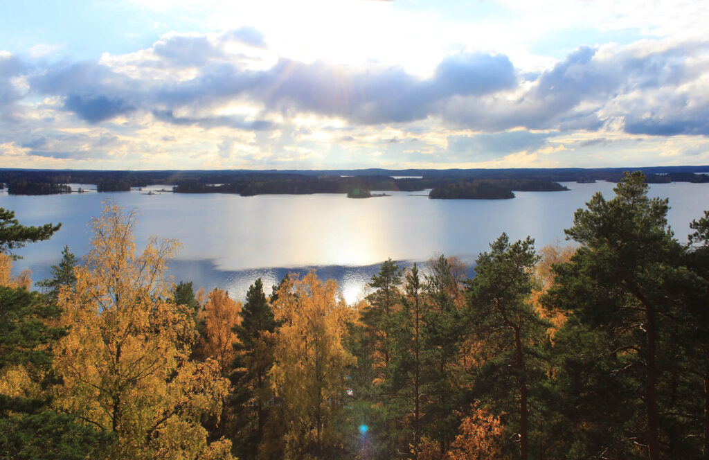 Syysmaisema Vehoniemenharjun näköalatornista Roineelle päin