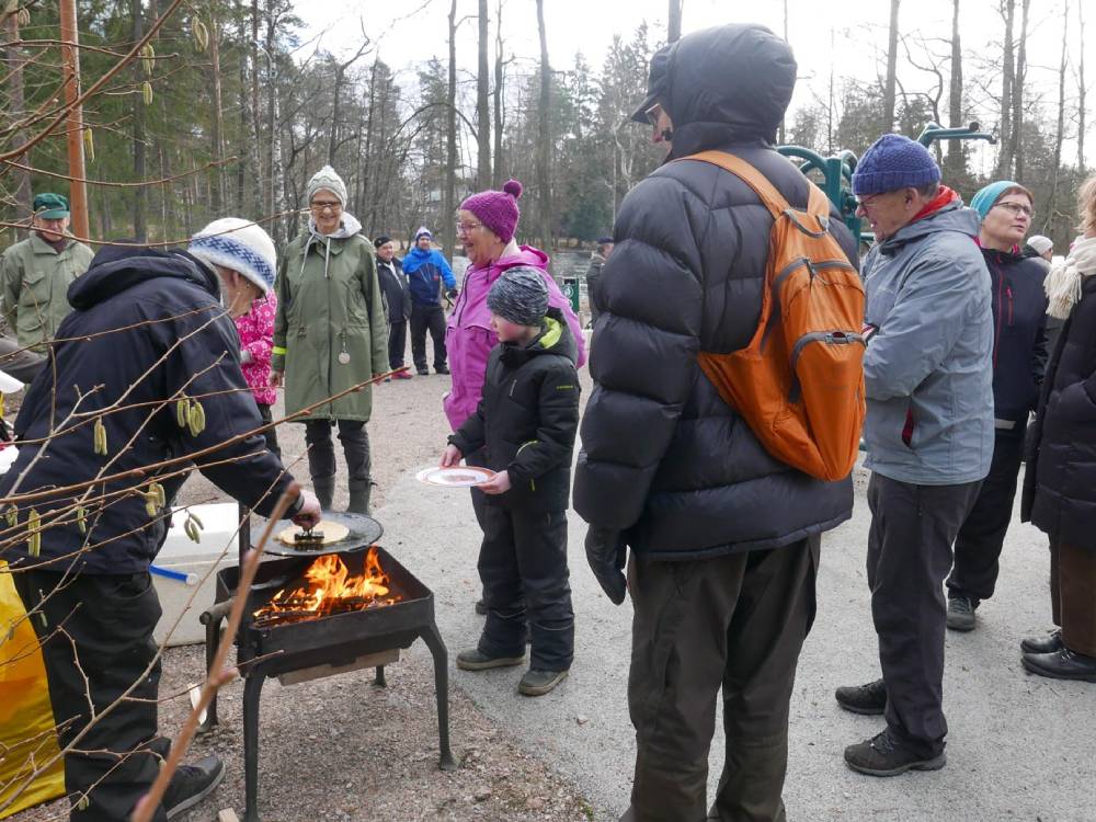 Ihmisiä jonottamassa lettuja.