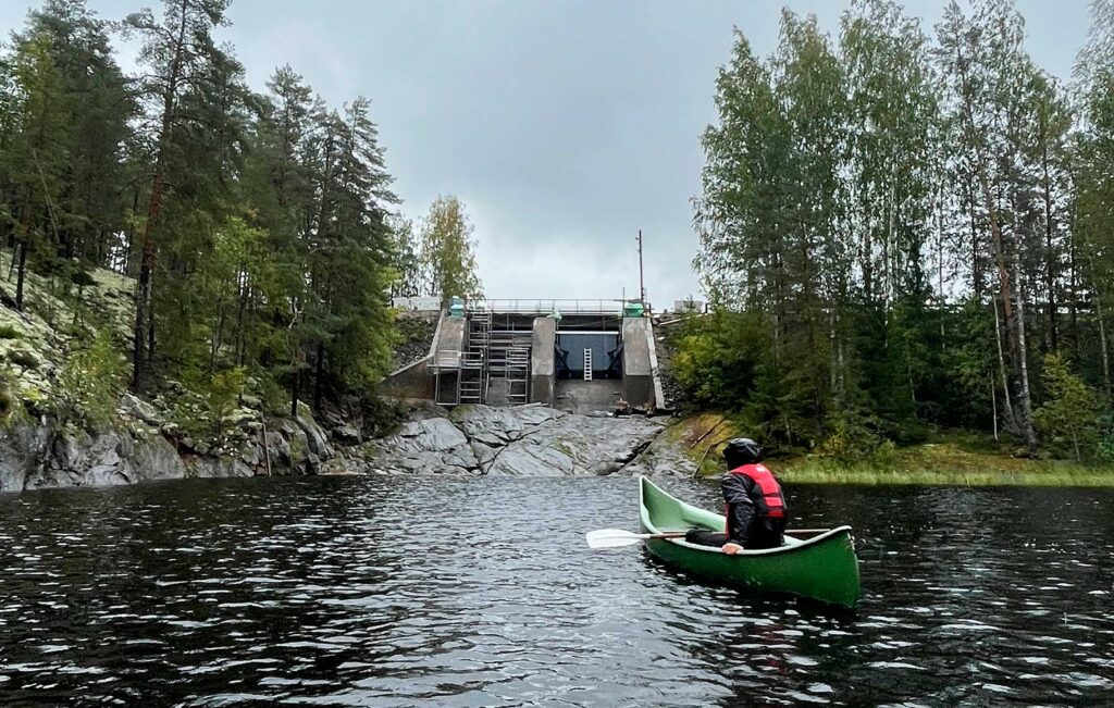 Meloja Palokin voimalan patojen edessä