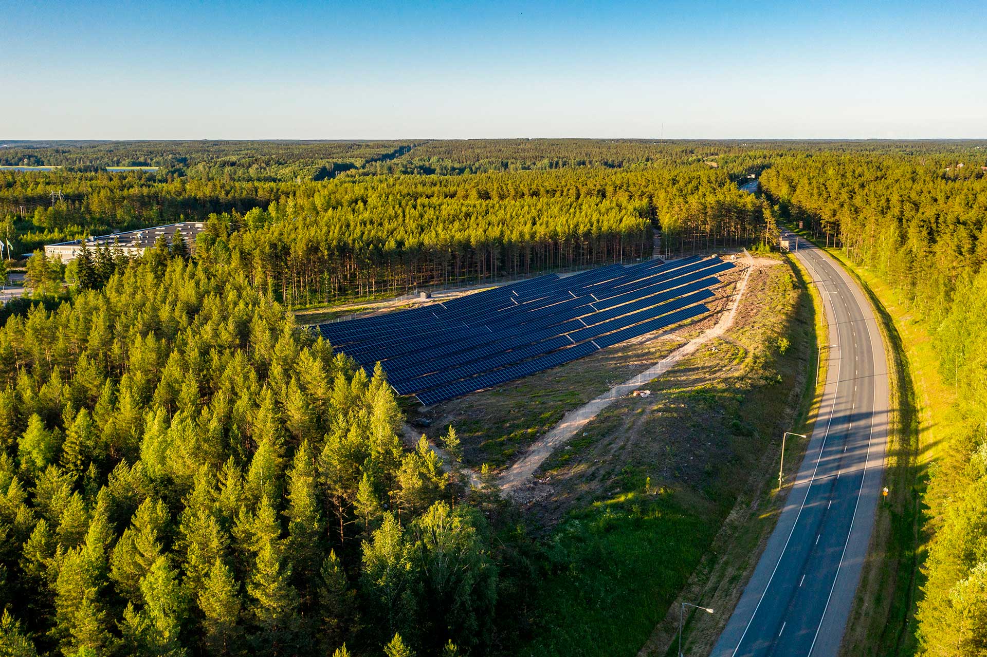 Tie, metsää ja aurinkovoimala