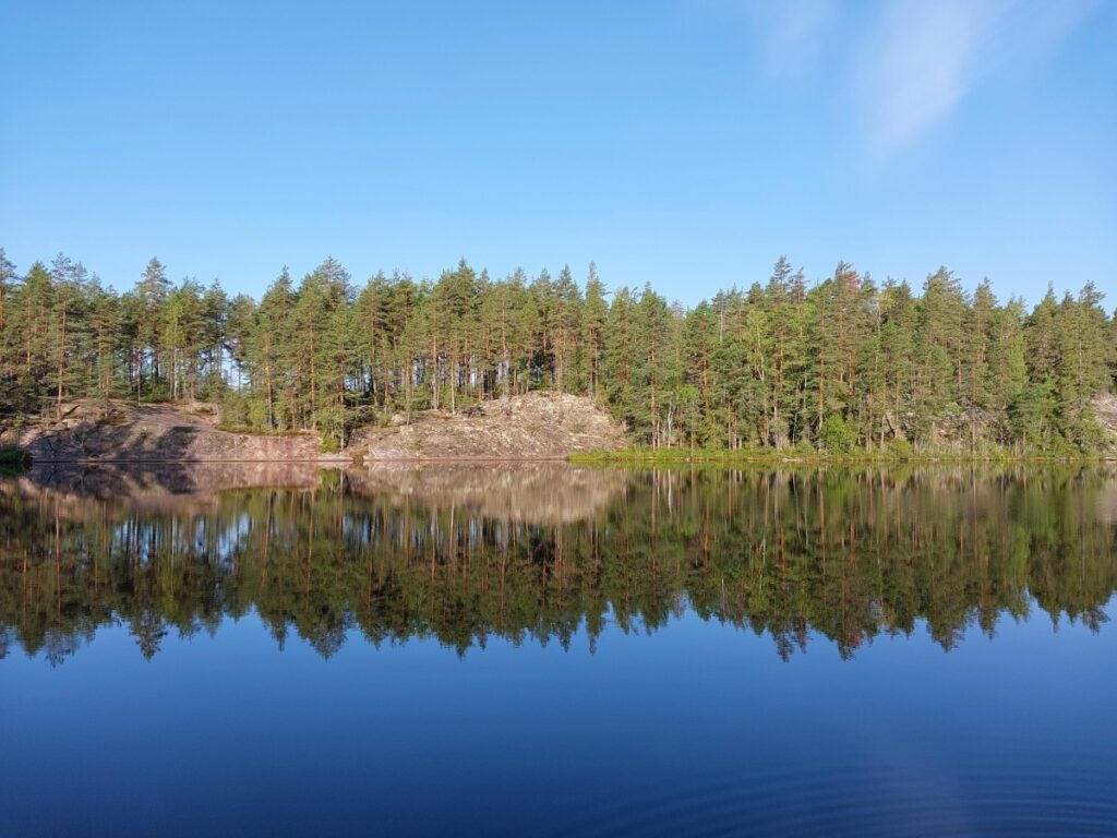 Maisema Vihdistä, järvi ja metsää