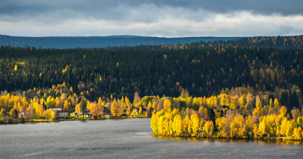 Ruskainen järvimaisema.