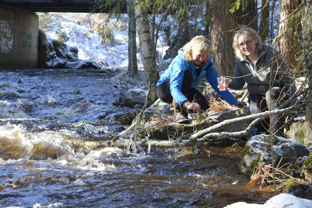 Vesistölähettiläät Mervi Saukko ja Helena Haakana. Kuva: Hilkka Peltola.