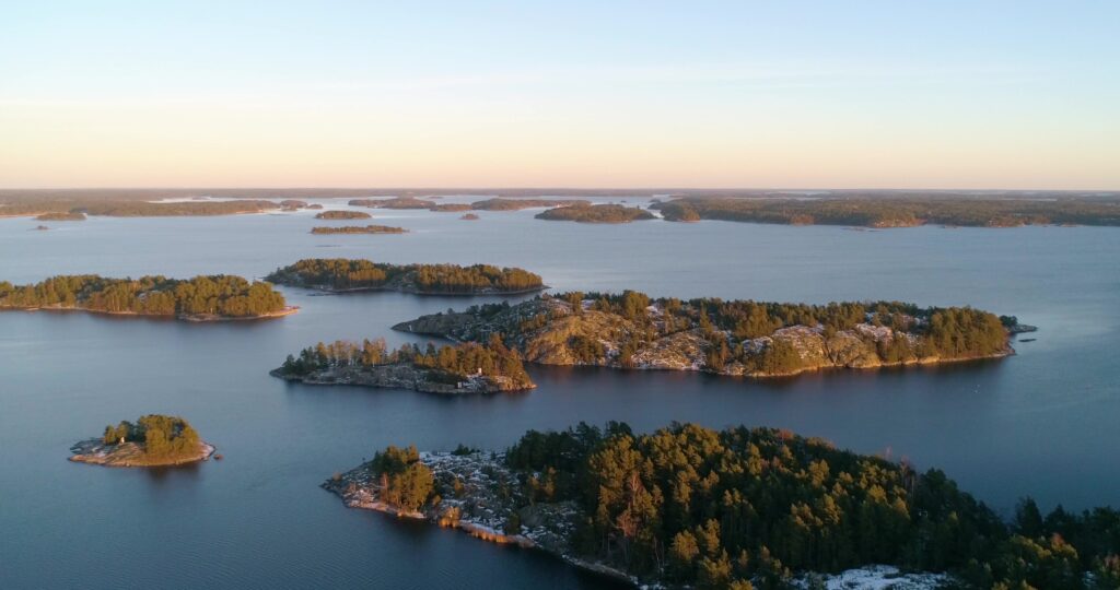 Kesäinen saaristomaisema.