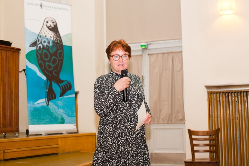 Helsingin luonnonsuojeluyhdistys Helsyn hallituksen jäsen Anne Brax toi juhlaan Helsyn tervehdyksen